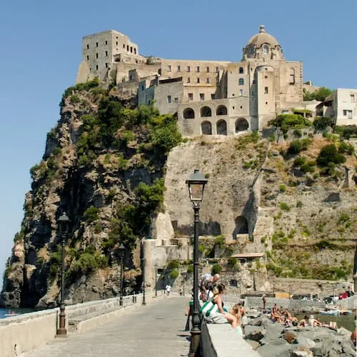 Mercato italiano con prodotti locali e viaggiatori