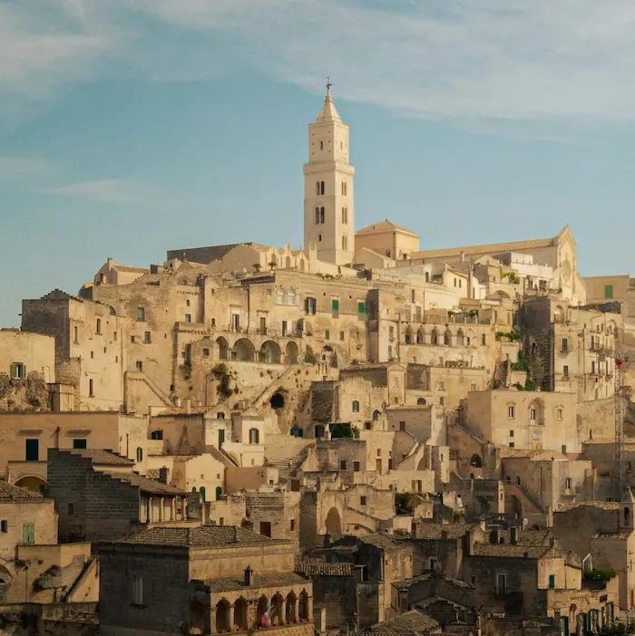 Mercato e borgo italiano con colori caldi