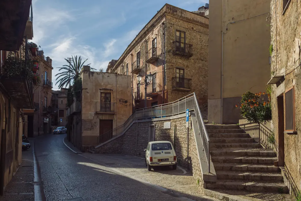 Canale veneziano con gondole e palazzi storici
