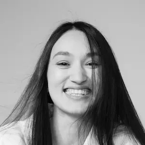 Coppia sorridente durante un viaggio culturale in Italia